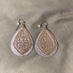 Sparkly filigree teardrop-shaped fashion earrings